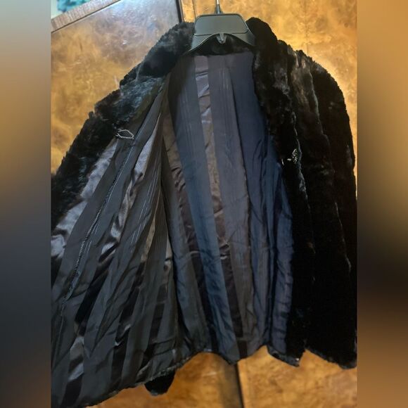 Elegant Black Fur Coat - Picture 2 of 9